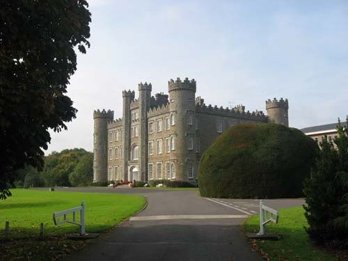 爱尔兰的Gormanston城堡——现在学校由方济各会的。这座城堡是方济会的兄弟住的地方。我去学校在隔壁本世纪中叶现代建筑。树在前台Horsechestnut,大轮爱尔兰紫杉(看起来像一个巨大的针垫),也有一个条目&里面是一个修道院。从http://www.britainirelandcastles.com/Ireland/County-Meath/Gormanston-Castle.html(图片)