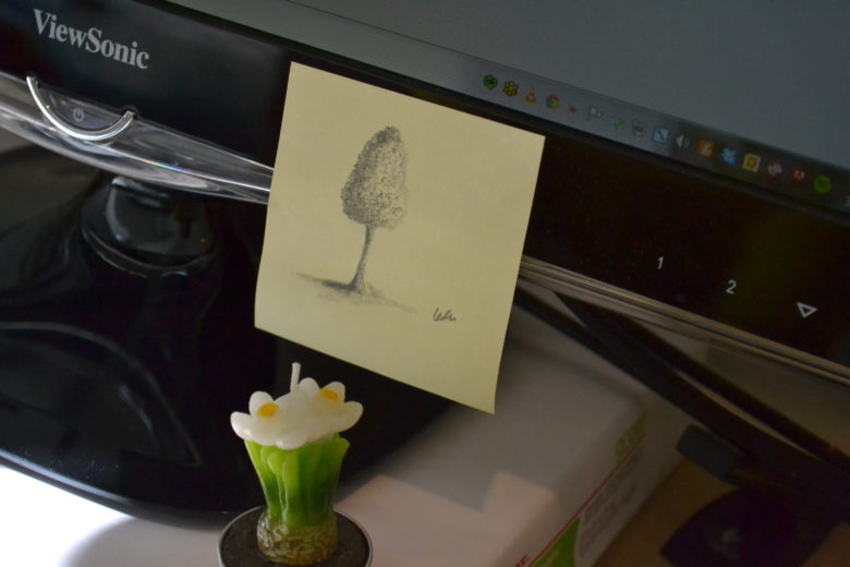 “平静的树”——便签纸上的铅笔(2013年，艺术家的礼物)。Leda Marritz的素描